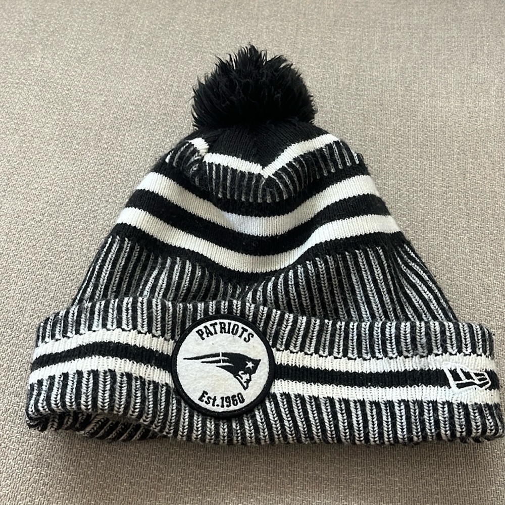 New Era NFL Patriots Knit Beanie Hat Cap Pom Pom One Size Unisex Football